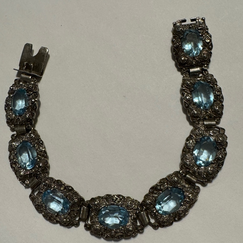 Vintage silver tone bracelet with pretty blue glass
